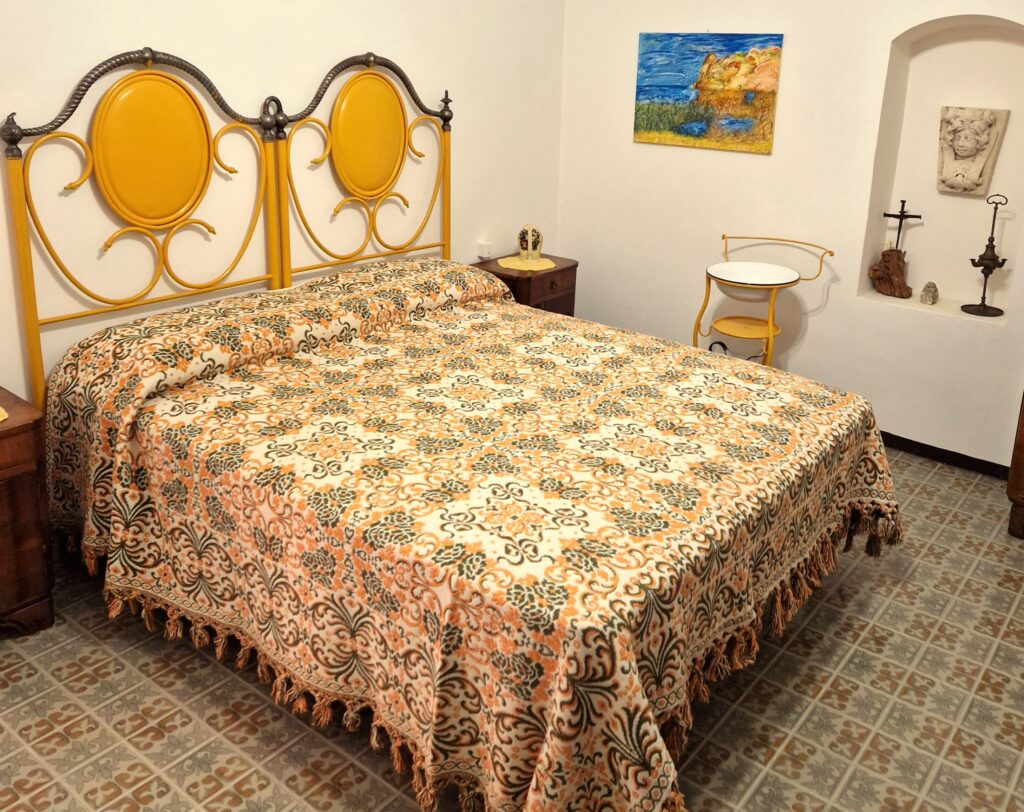 Coperta abruzzese con motivo decorativo delle rose, tra quelli più tradizionali.