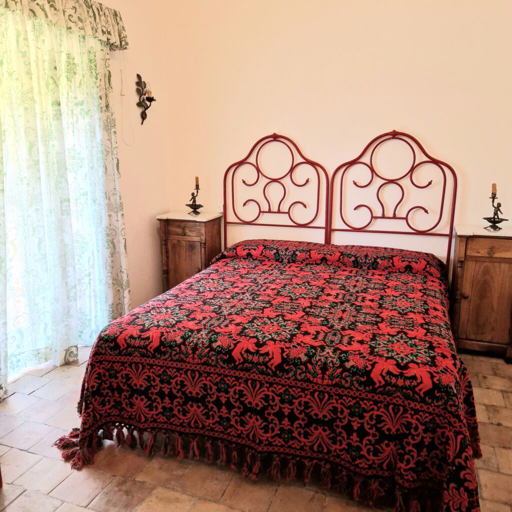 Coperta abruzzese con motivo decorativo ad angeli, disegno tipico della tradizione della regione Abruzzo.