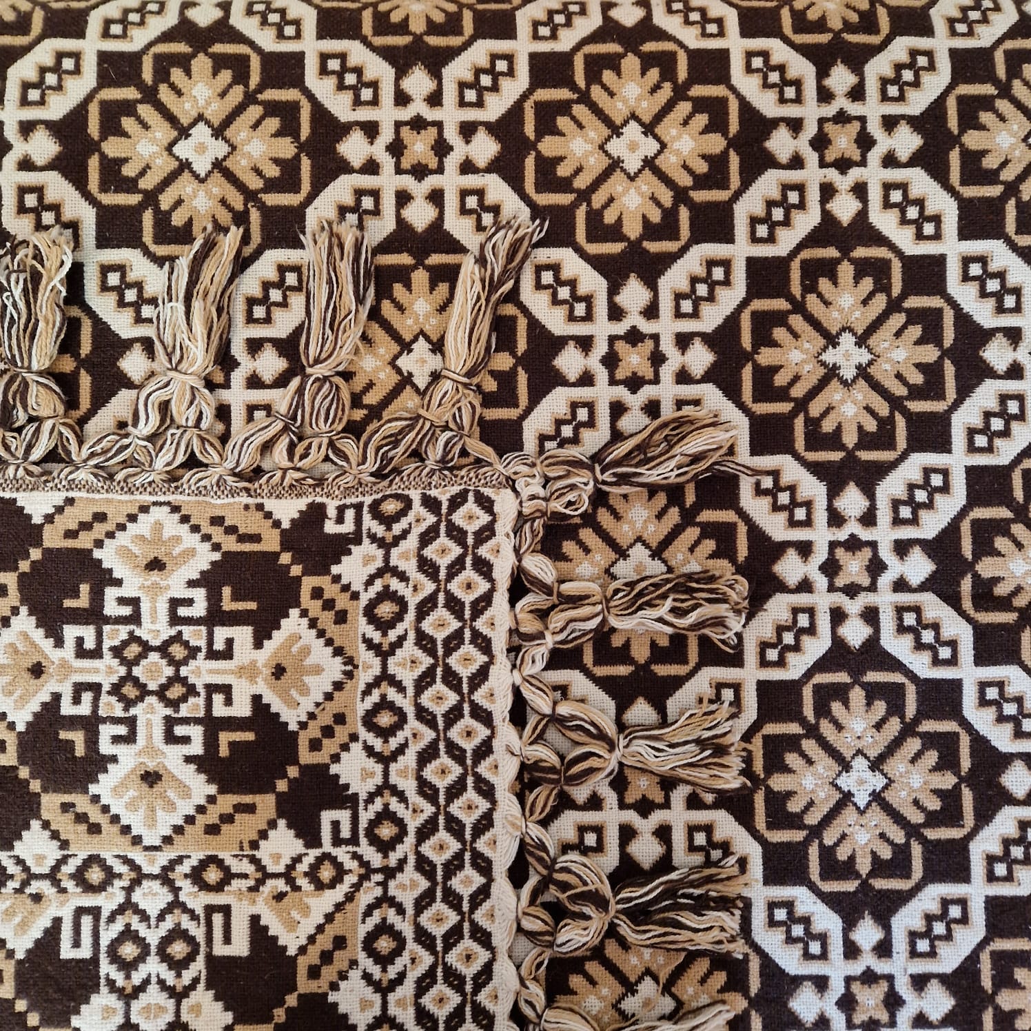 Coperta con motivo a rombi di colore beige e marrone