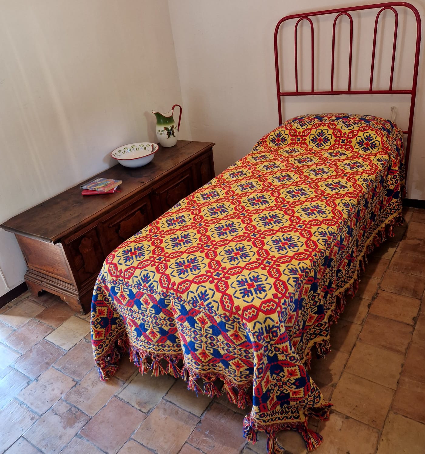 Coperta abruzzese singola con tema a rombi blu giallo rosso