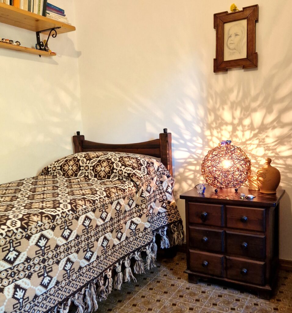Coperta abruzzese per letto singolo con classico motivo decorativo a rombi.